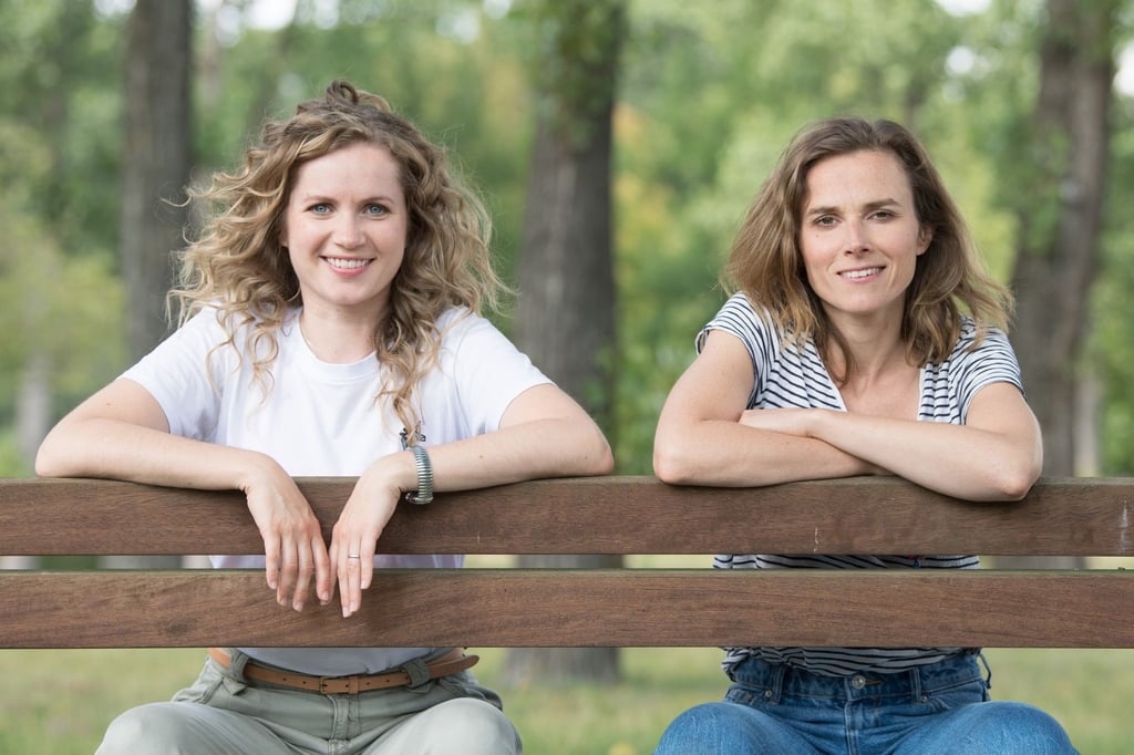 Die Schauspielerinnen Karin Hanczewski (r) und Cornelia Gröschel am Rande der Dreharbeiten zum Tatort-Krimi "Die Zeit ist gekommen".