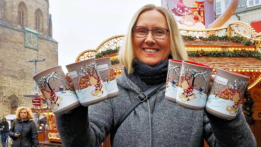 Designerin Sandra Chwalek hat auch das aktuelle „Finni & Rudi“-Motiv für Halles Glühweintasse entworfen.