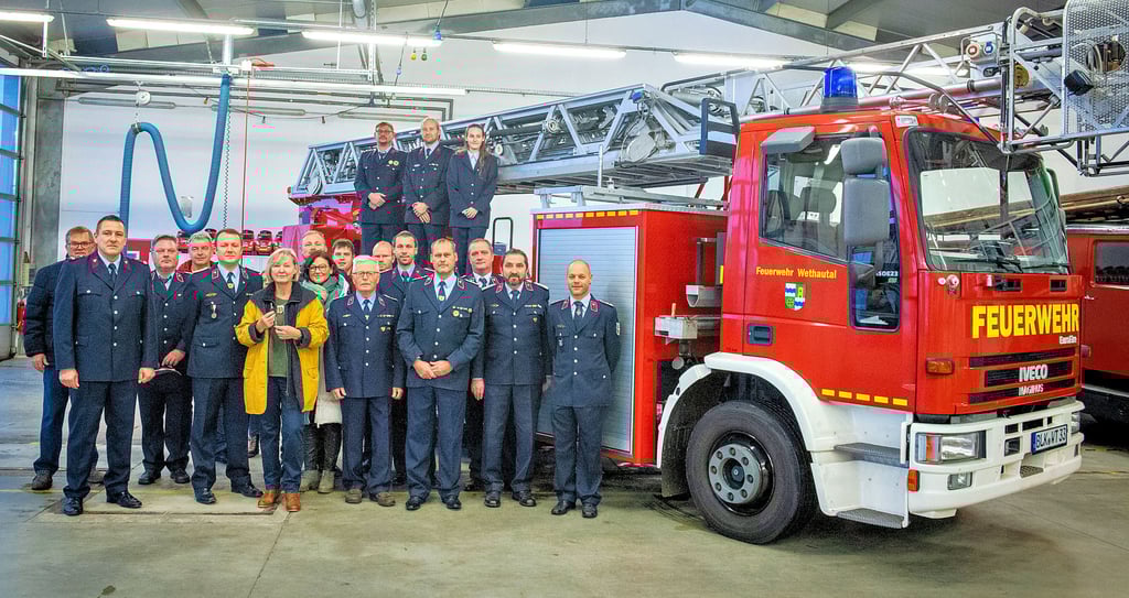 Freude bei der Freiwilligen Feuerwehr der Verbandsgemeinde Wethautal: Sie kann ab sofort über ein Drehleiter- und Löschfahrzeug verfügen.