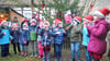 Der Auftakt des Weihnachtsmarktes gehört in jedem Jahr den Mädchen und Jungen der Beetzendorfer Kindertagesstätte Haus der kleinen Füße. In ihrem Programm besangen sie den Weihnachtsmann ebenso wie die Plätzchenbackerei zum Fest.