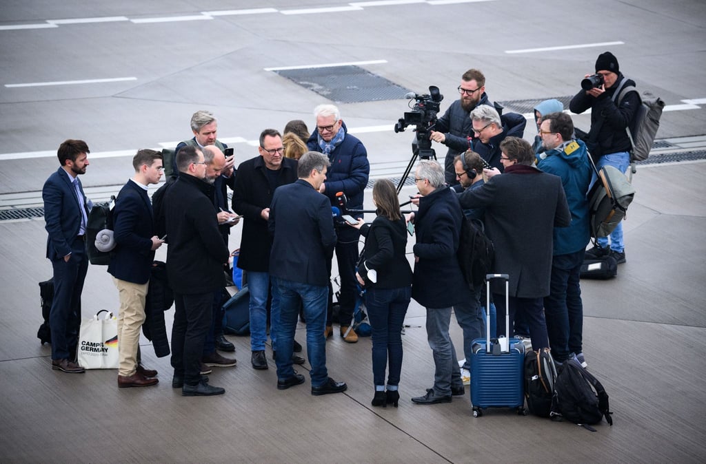 Bundeswirtschaftsminister Robert Habeck vor seinem Abflug nach Windhuk (Namibia).