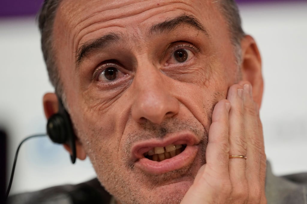 Südkoreas portugiesischer Cheftrainer Paulo Bento spricht auf einer Pressekonferenz vor dem Spiel gegen Portugal.