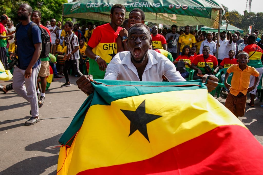 Ghanaische Fußballfans feiern beim Public Viewing in Accra.