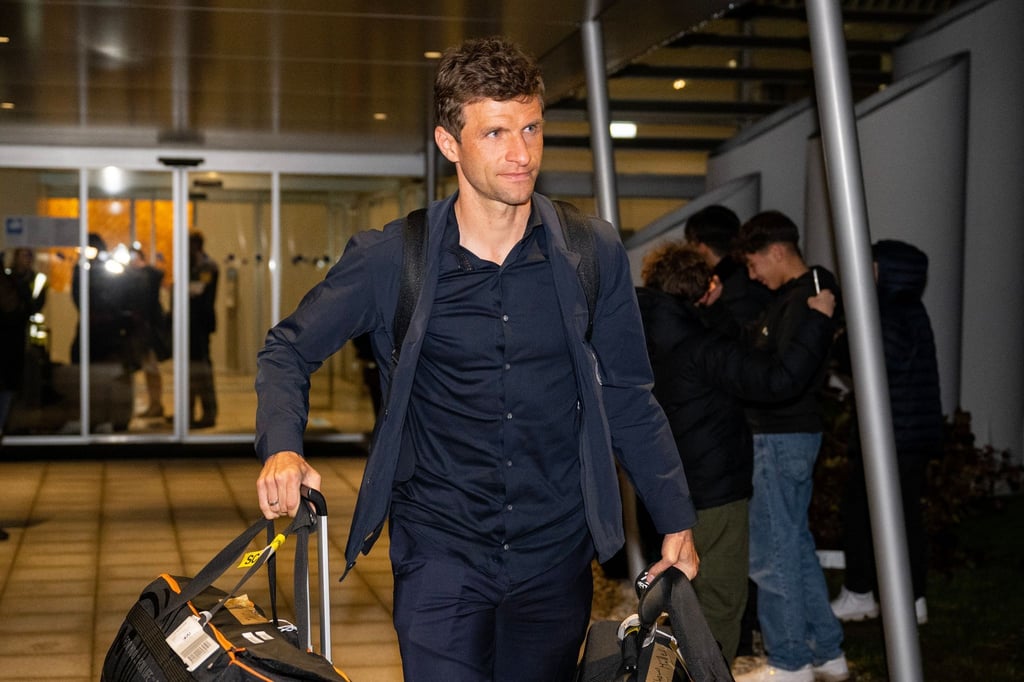 Nationalspieler Thomas Müller kommt am Flughafen München an - und äußert sich als einziger.