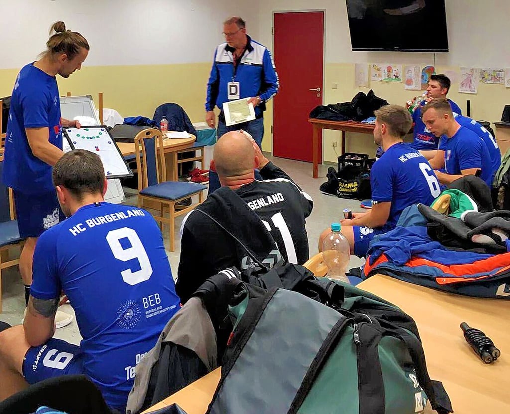 Marcus Deibicht (l.), Spielertrainer der HCB-Reserve, wird am Sonntagnachmittag in Plotha in der Kabine und später auf der Bank von Europapokalsieger Helmut Kurrat (hinten, Mitte) aus Magdeburg unterstützt.