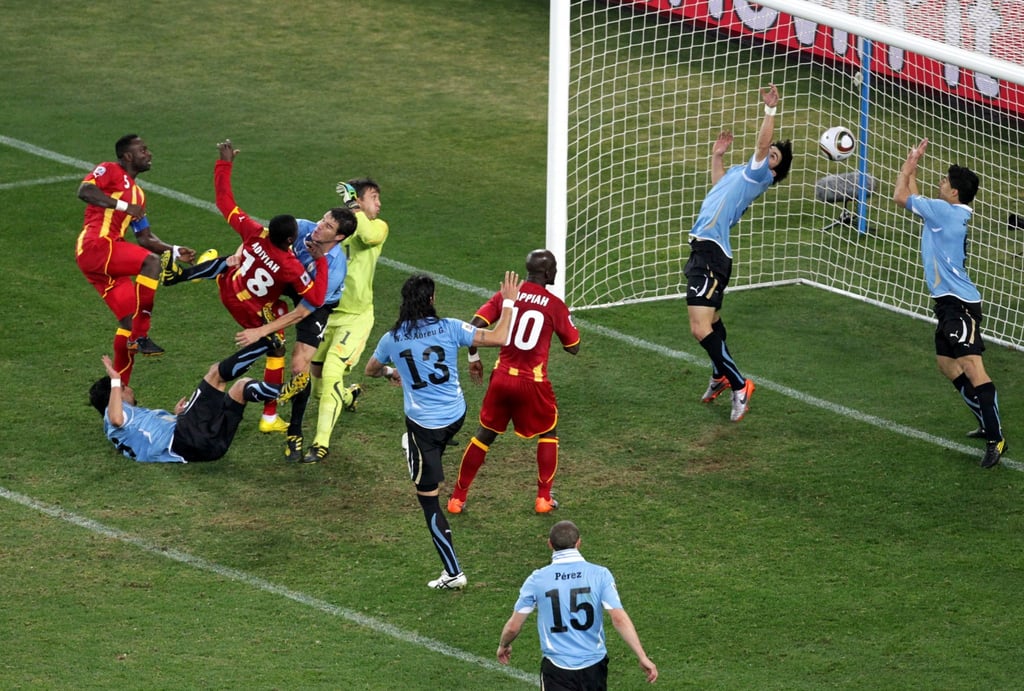 Bei der WM 2010 im Spiel gegen Ghana rettet Uruguays Luis Suarez (r) den Ball per Hand für die geschlagenen Vorderleute.