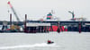 Ein Schnellboot der Wasserschutzpolizei fährt vor dem Anleger für das LNG-Terminal: Noch im Dezember soll ein mit Flüssigerdgas beladenes Spezialschiff dort anlegen.