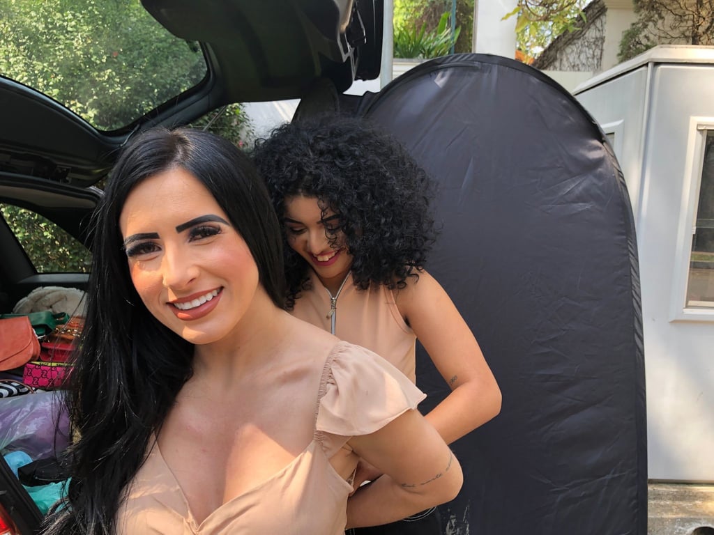 Lidya Gualano (r) hilft Fernanda Nunes (l) beim Anziehen in der schicken Rua Suécia Straße. Im Land der schönen Frauen hat sich eine eigene Branche entwickelt.