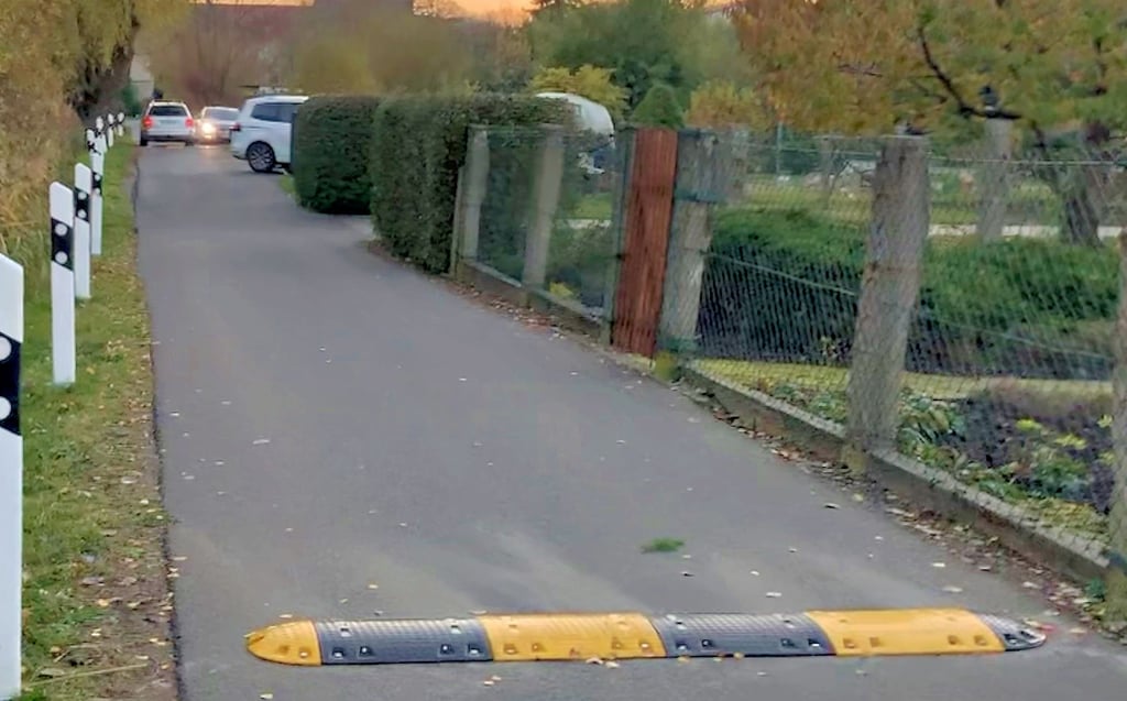 Das ist kein gestelltes Foto: Dass der Schwarze Weg in Jessen eine Durchfahrtstrasse sein soll, finden Anwohner nicht gut. Fahrzeuge kommen kaum aneinander vorbei. Prekär wird es, wenn zusätzlich noch ein Anwohner mit seinem Fahrzeug das Grundstück verlassen will.