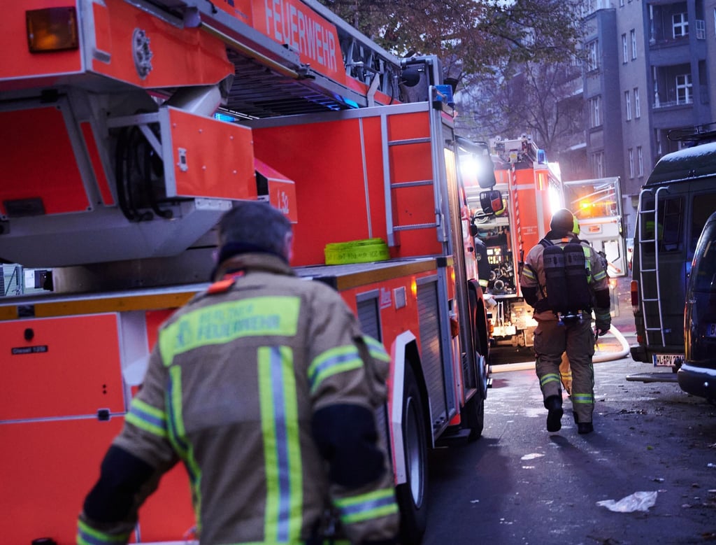 Feuerwehrmänner beim Einsatz in Berlin-Neukölln.