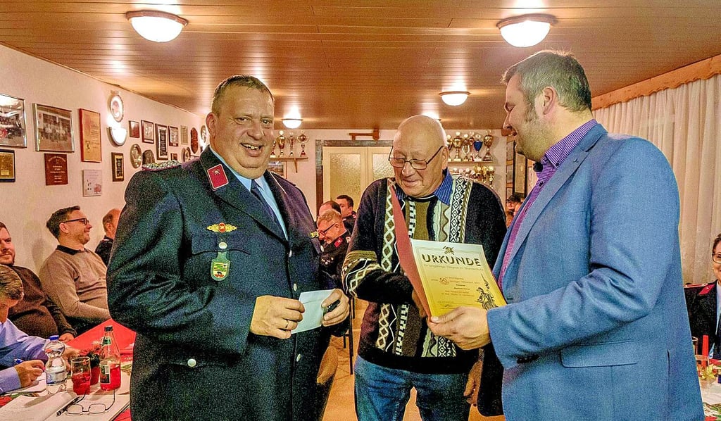 Manfred Kühne wurde zum 50. Dienstjubilum ausgezeichnet.