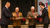 Bei der Festveranstaltung anlässlich des Tag des Ehrenamtes des Saalekreises ehrten Hartmut Handschak (l.) und Christian Rothe (r.) die Preisträger.