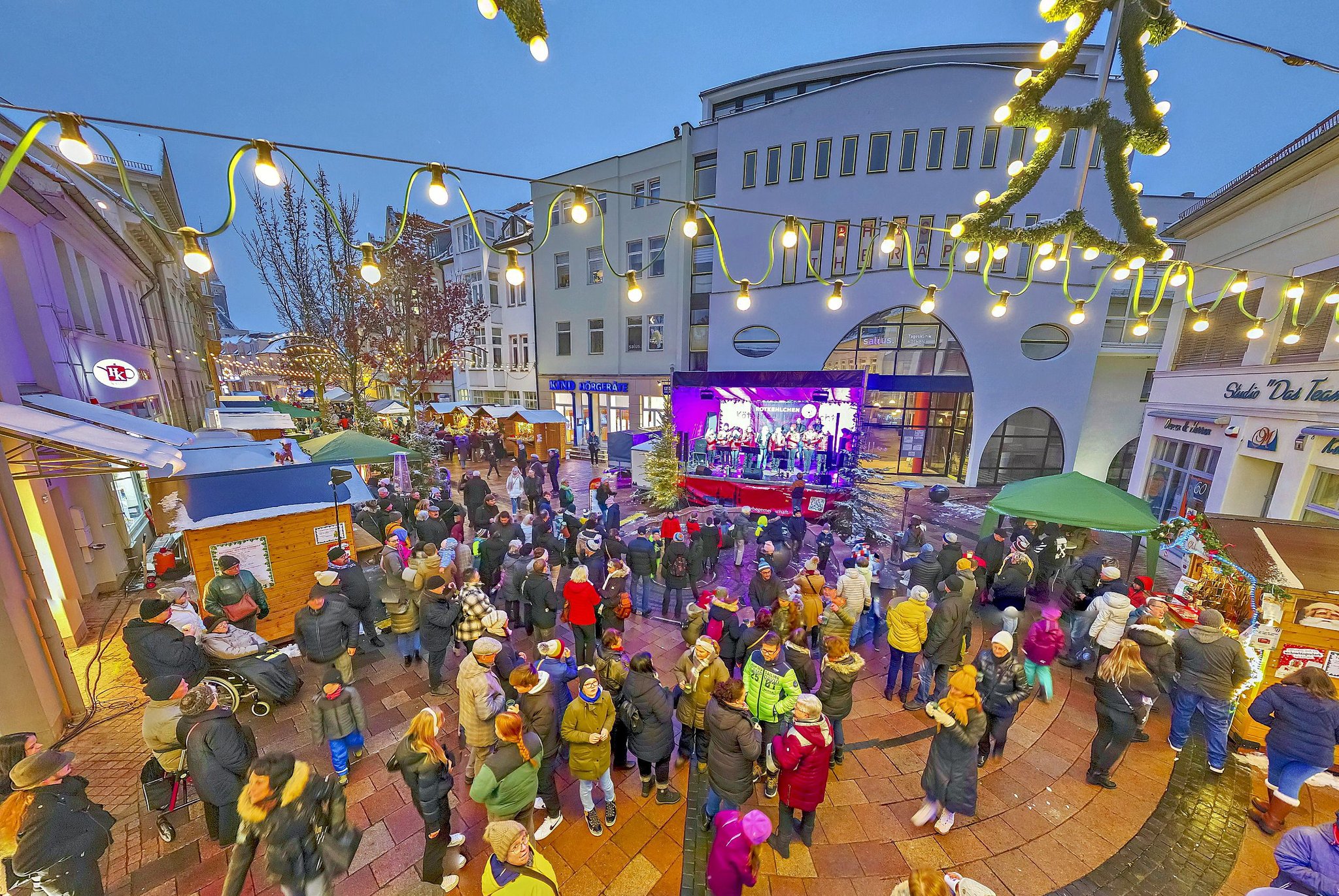 Großer Andrang Weihnachtsmarkt am Kugelbrunnen in Köthen lockt wieder