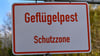 Ein Schild mit der Aufschrift „Geflügelpest Schutzzone“.