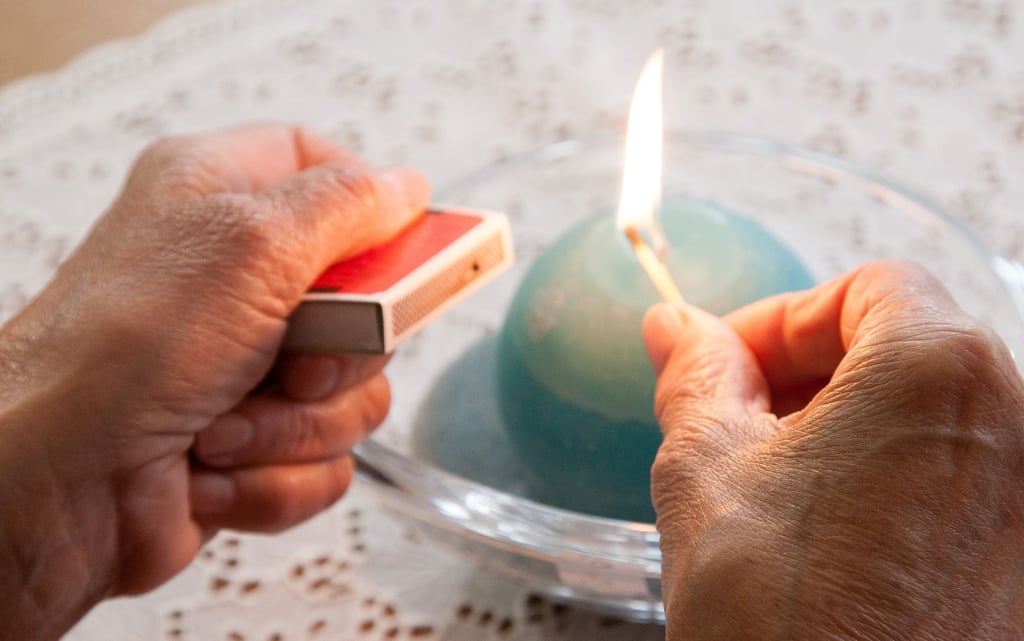 Gerade in der Weihnachtszeit sind Kerzen häufig Brandursache.