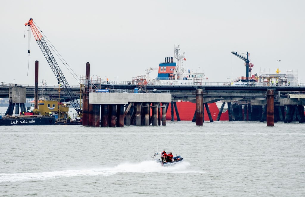 Ein Schnellboot der Wasserschutzpolizei fährt vor dem Anleger für das LNG-Terminal: Noch im Dezember soll ein mit Flüssigerdgas beladenes Spezialschiff dort anlegen.