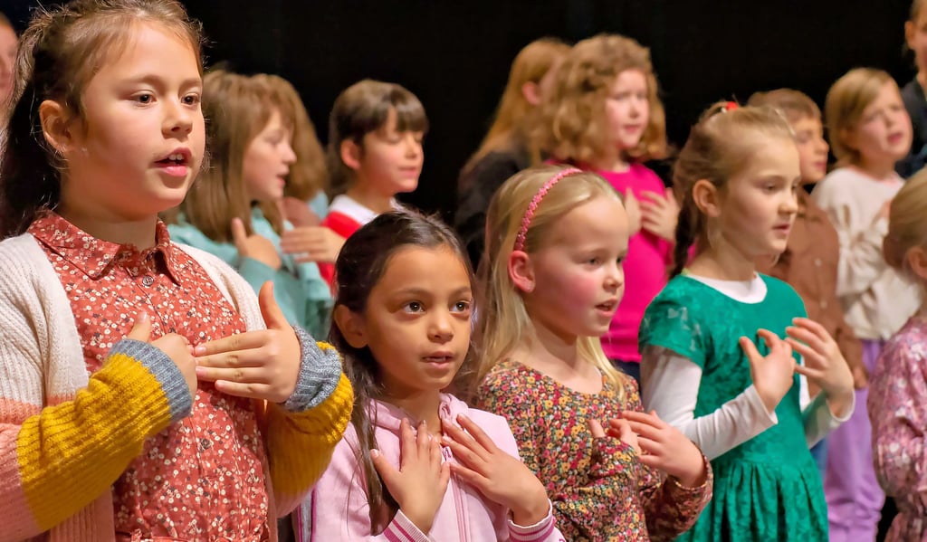„Ich bin anders, Du bist anders“ – der Chor und die Theater AG der Grundschule Elstervorstadt mit einer Hymne für Respekt und Toleranz.