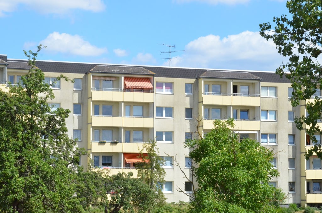 Im Wohnblock am Mühlenberg sollen endlich Wohnungen saniert werden. Danach soll dort die Miete erhöht werden.