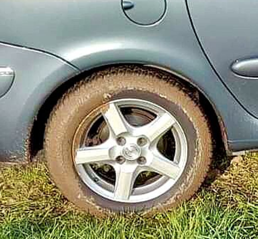 Auch Pkw-Räder versinken im Matsch des Sommerwegs zwischen Micheln und Klietzen.