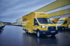 Ein Mitarbeiter fährt einen elektrischen Lieferwagen: Die Deutsche Post hat bei Ford gut 2000 Elektro-Transporter bestellt, um den CO2-Ausstoß ihrer Fahrzeugflotte zu senken.