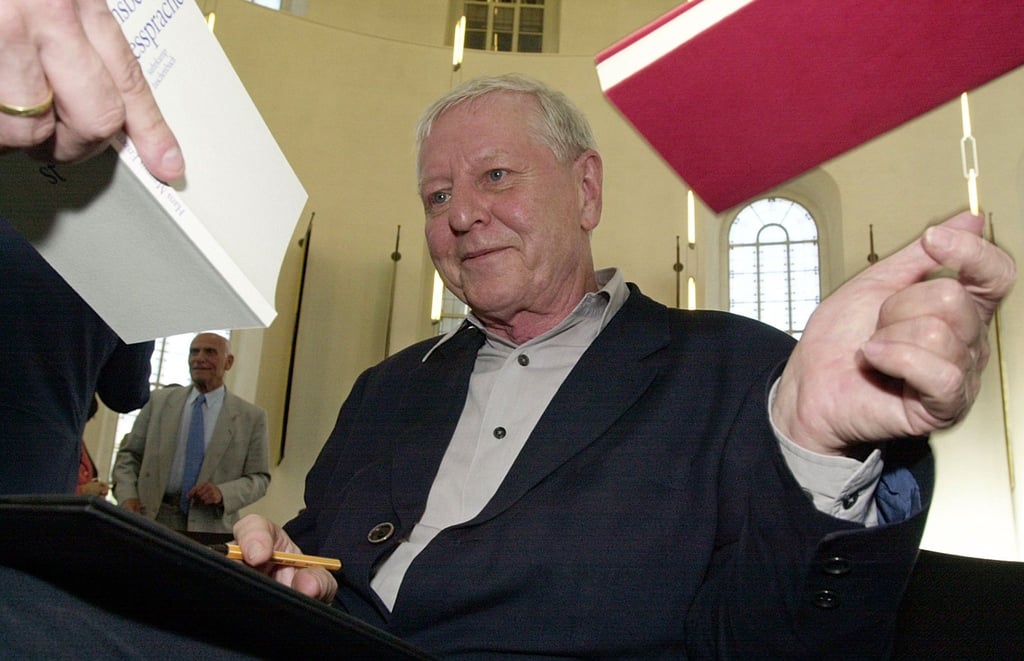 Hans Magnus Enzensberger gibt in der Frankfurter Paulskirche nach der Verleihung des Ludwig-Börne-Preises Autogramme (2002).