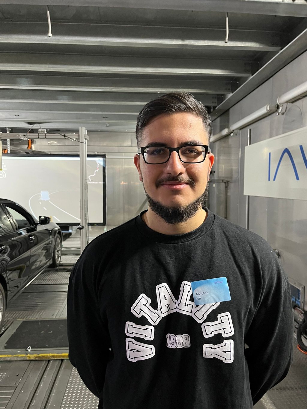 Abdullah Isik in den Räumen seines Arbeitgebers IAV GmbH in Berlin. Er ist nach einer teils holprigen Schullaufbahn froh, hier eine Ausbildung gemacht zu haben.