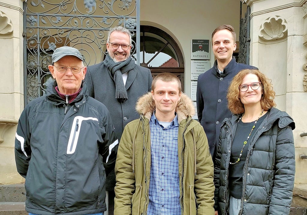 Lutz Schulz (links) hat seinem Nachbarn Vitalii Sinohach (Mitte) geholfen, Arbeit bei Ameos zu finden. Holger Dittrich, Michael Voland (rechts) und Doreen Kasprzyk loben das nachbarschaftliche Engagement.