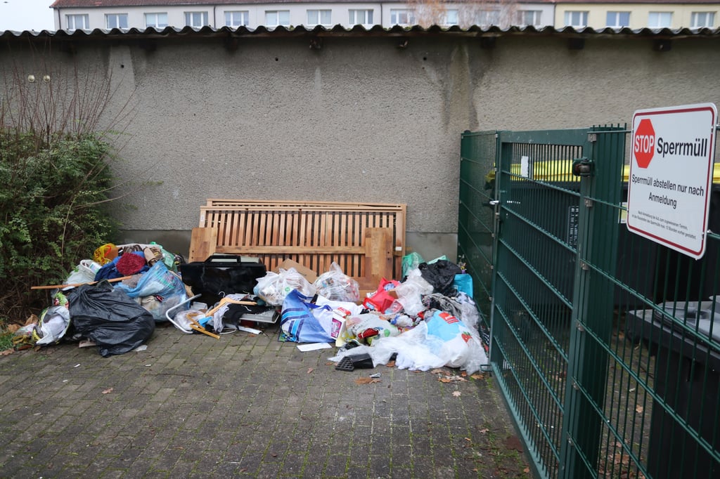 Ob dieser Sperrmüll angemeldet war, ist unbekannt. Jedenfalls wurde er lange nicht abgeholt.