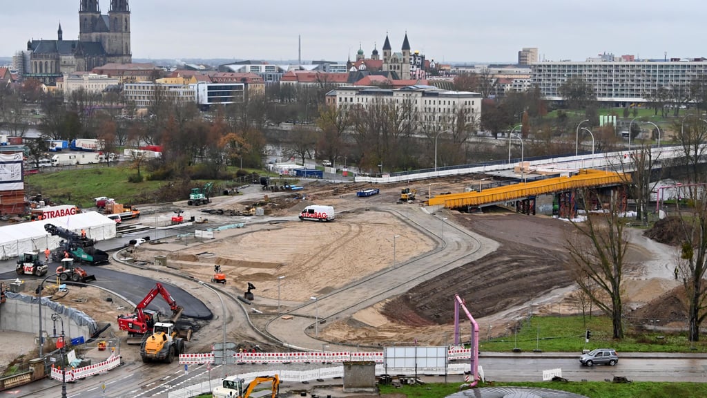Gut zu erkennen: Die Rampe stellt den Anschluss an die Ostseite der Strombrücke her. Über einen Weg können dann Fußgänger und Radfahrer die kürzere Verbindung in Richtung Stadt oder in Richtung Werder nutzen.