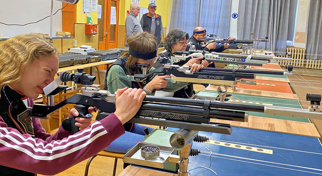 Beim ersten Adventsschießen des Klietzer Schützenvereins wurde sitzend oder stehend angelegt geschossen. Auf der neuen Schießanlage bewiesen die Schützen ihr Können, auch Lisa-Marie Victoriano (links im Bild).