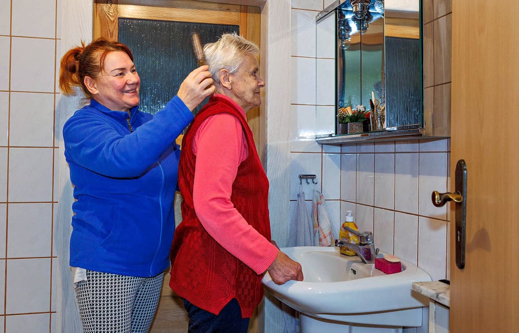 Irene Steinbach aus Langendorf möchte gern weiter zu Haue wohnen. Damit das der 84-jährigen Seniorin gelingt, hilft Nijlole Kelmoniene ihr im Alltag.