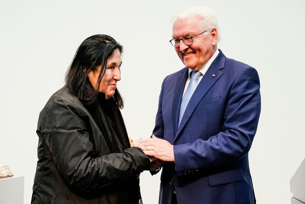 Bundespräsident Frank-Walter Steinmeier gratuliert Emine Sevgi Özdamar, der diesjährigen Preisträgerin des Schillerpreises der Stadt Mannheim.