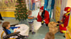 Verkleidet als Nikolaus und als Superhelden bringen Höhenretter der Magdeburger Feuerwehr kleine Spielzeuge und Schokolade auf die Kinderstation im Klinikum Olvenstedt.