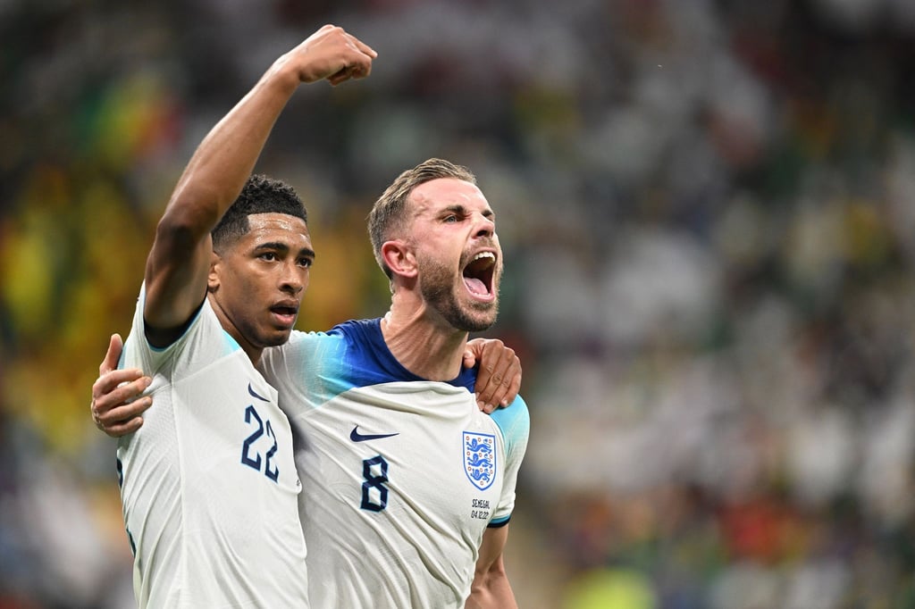 Englands Torschütze Jordan Henderson jubelt nach seinem Treffer zum 1:0 gegen Senegal mit Jude Bellingham.