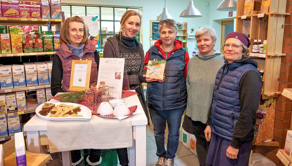 Die Mitarbeiterinnen Kathrin Homann, Kerstin Körner,Sybille Senfftleben, Bianka Rittel und Inhaberin Heike Schrenner (v.l.n.r.). möchten der Krise trotzen und haben immer wieder neue Einfälle für die Kunden des Biolieferdienstes und Bioladens „Bibernelle“.