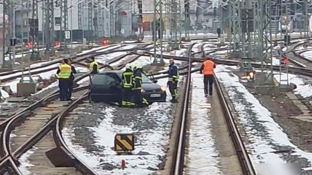Der Unfall war spektakulär. Das Auto überquerte gleich mehrere Gleisanlagen, bis es zum Stehen kam.
