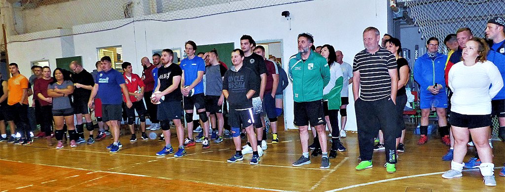 Zum 43. Mal findet die Wetzendorfer Volleyballnacht statt, die vom Mehrgenerationenhaus (MGH) organisiert wird. Zu Beginn nehmen die Teams Aufstellung.