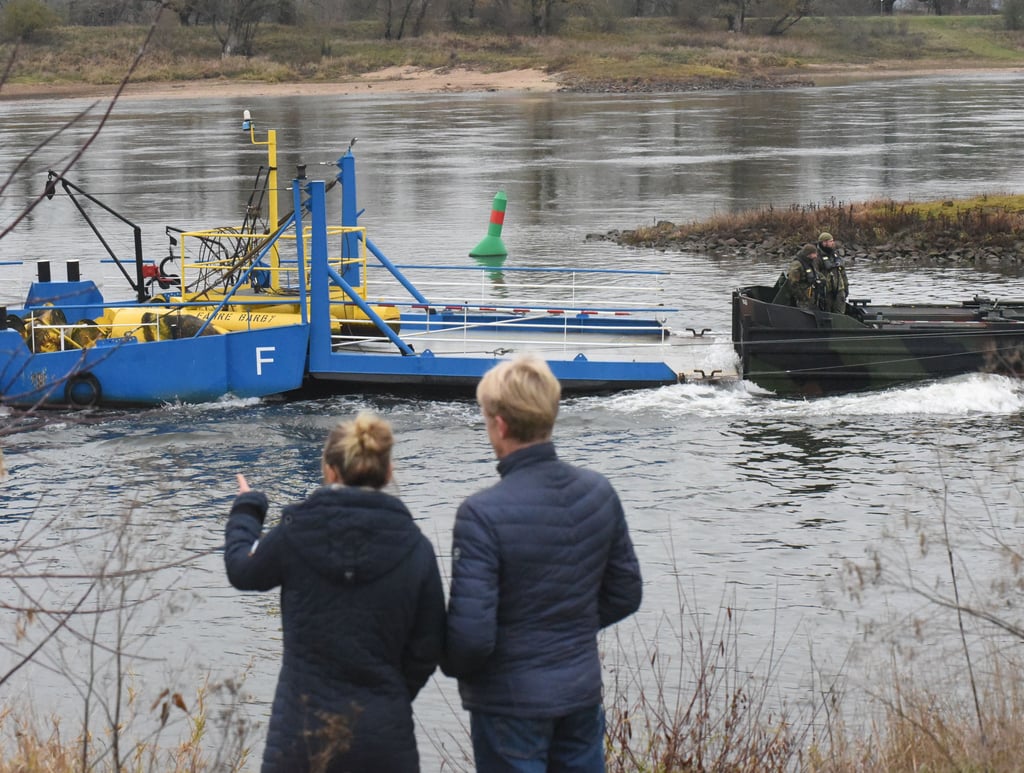 Arbeitsboote der Bundeswehr bugsierten gestern die Gierfähren Breitenhagen und Barby die Saale hinauf bis zur Calbenser Schleuse. Die Boote der 5. Kompanie des Deutsch/Britischen Pionierbrückenbataillons 130 Havelberg haben einen deutlich geringeren Tiefgang als die Arbeitsschiffe des Wasser- und Schifffahrtsamtes, das normalerweise den Transport übernimmt.