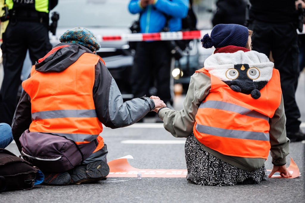 Aktivisten der „Letzten Generation“ haben sich am Stachus auf die Straße geklebt.
