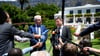 Robert Habeck (Bündnis 90/Die Grünen, r), Bundesminister für Wirtschaft und Klimaschutz, und Alan Winde, Regierungschef der Provinz Western Cape treten nach ihrem Gespräch im Leeuwenhof vor die Presse.