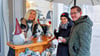 Susann Pacholski, Inhaberin vom Geschäft „Inspiration“ in der Fischstraße bot Glühwein an. Familie Cornelius aus Zeitz griff gern zu.  