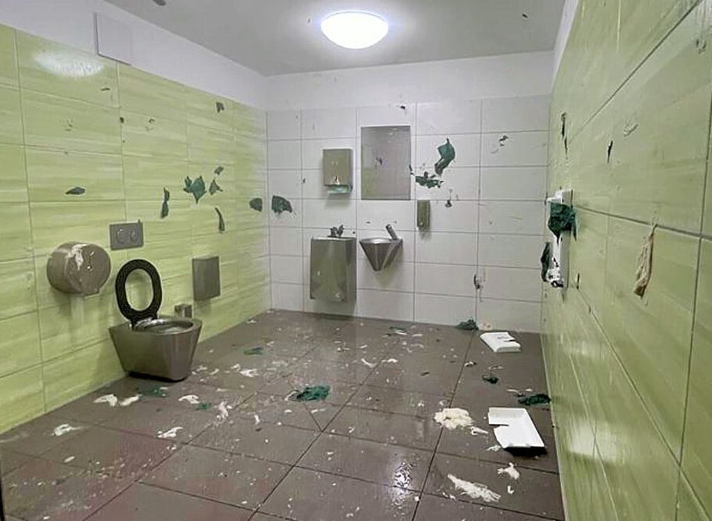 Die verwüstete Damen-Toilette im Blankenburger Stadtpark am Samstagnachmittag, dem 3. Dezember. Den Schaden schätzt die Stadtverwaltung auf 1400 Euro.
