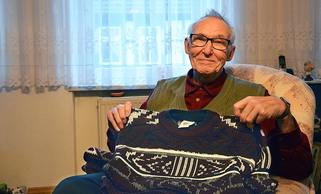 Was niemand wusste: Dieses Oberteil trug Jörg Brychcy aus Osterburg immer unter seinem Weihnachtsmantel. „Und nur dann, das war mein Dienstpullover.“