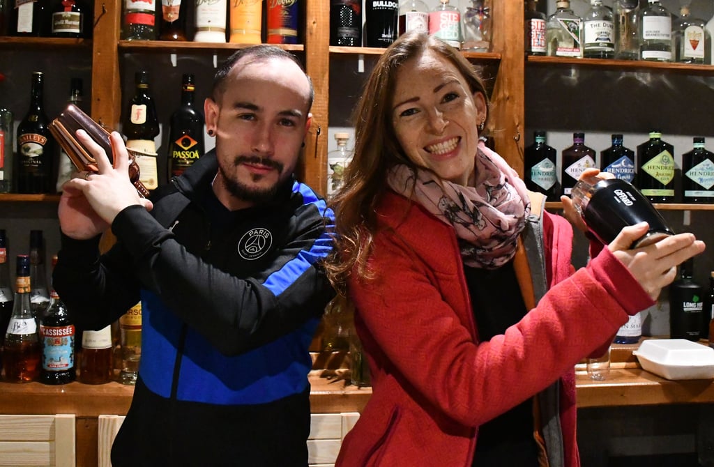 Die Cocktailbar Phönix in Magdeburg zieht um. Inhaberin Henriette Lünenberger und Mitarbeiter Ramon Roch freuen sich auf die Wiedereröffnung.