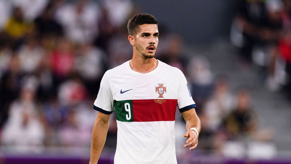 André Silva von RB Leipzig sitzt im WM-Achtelfinale auf Portugals Bank.