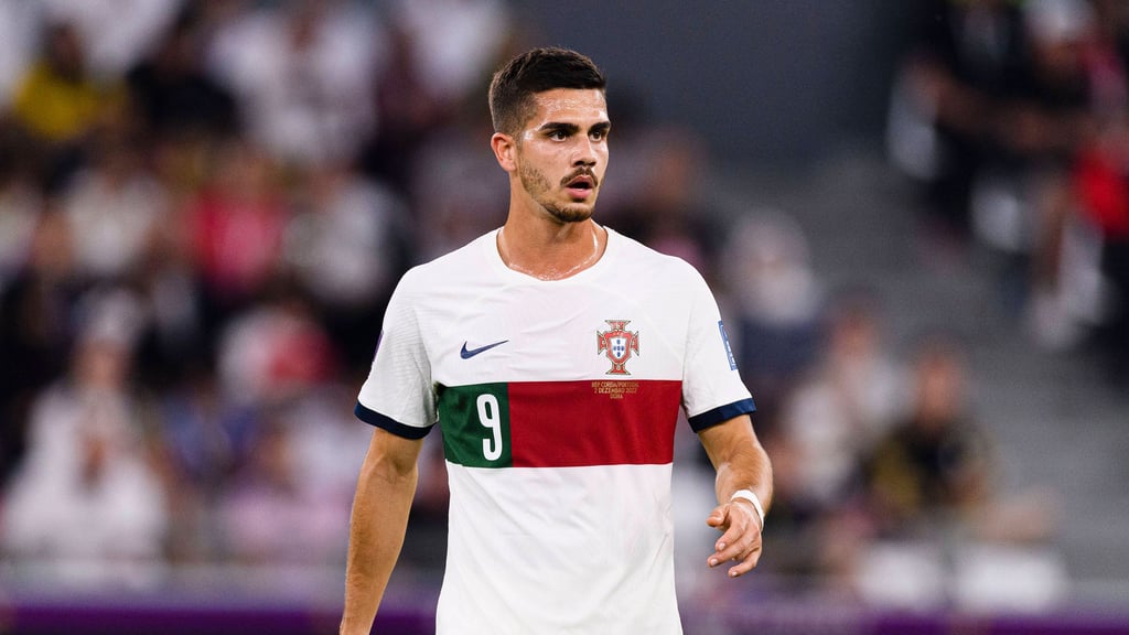 André Silva von RB Leipzig sitzt im WM-Achtelfinale auf Portugals Bank.