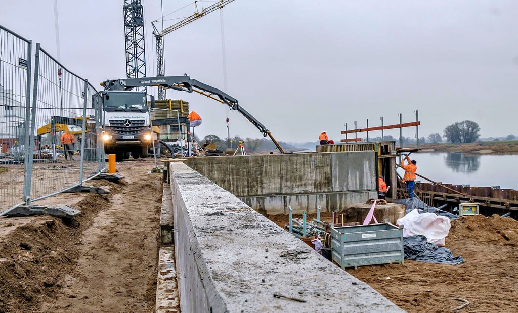 Teilansicht der neuen Hochwasserschutzanlage an der Elbe in Kleinwittenberg