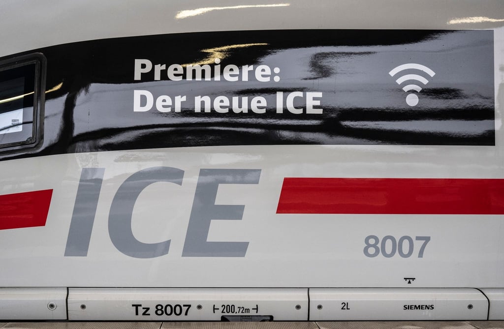 Zur Premiere des ICE 3 Neo steht die neue Variante des Schnellzuges abfahrbereit im Hauptbahnhof von Frankfurt.