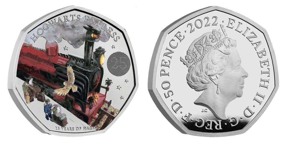 Diese britische 50-Pence-Farbmünze aus der Harry-Potter-Kollektion zeigt den Hogwarts-Express - und auf der Vorderseite das Porträt der britischen Königin Elizabeth II.