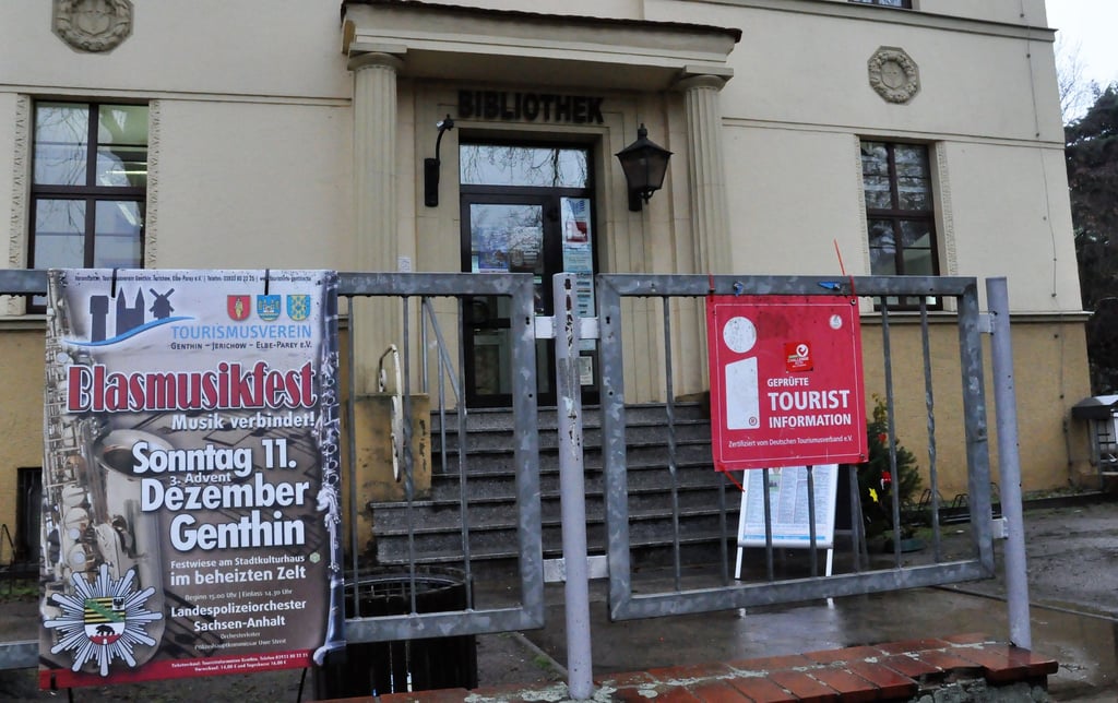 Das Schild zur geprüften Touristinformation kann vorerst am Eingang zum Gebäude der Stadt- und Kreisbibliothek, in dem auch die auch ihren Sitz hat, hängen bleiben.